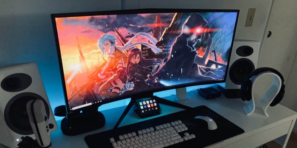 Showing a white themes gaming setup