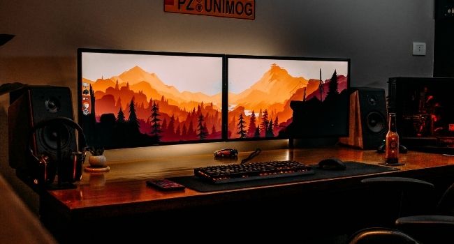 Image of two monitor gaming setup